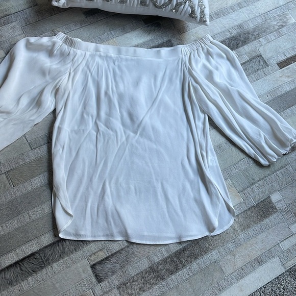 Cute! White Off The Shoulders Top/Blouse - Picture 3 of 5